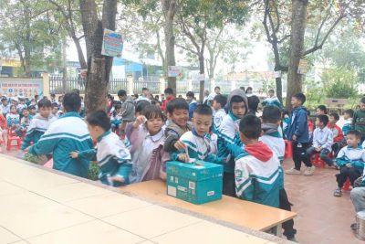 Học sinh Trường Tiểu học Yên Thành quyên góp ủng hộ đồng bào lũ lụt